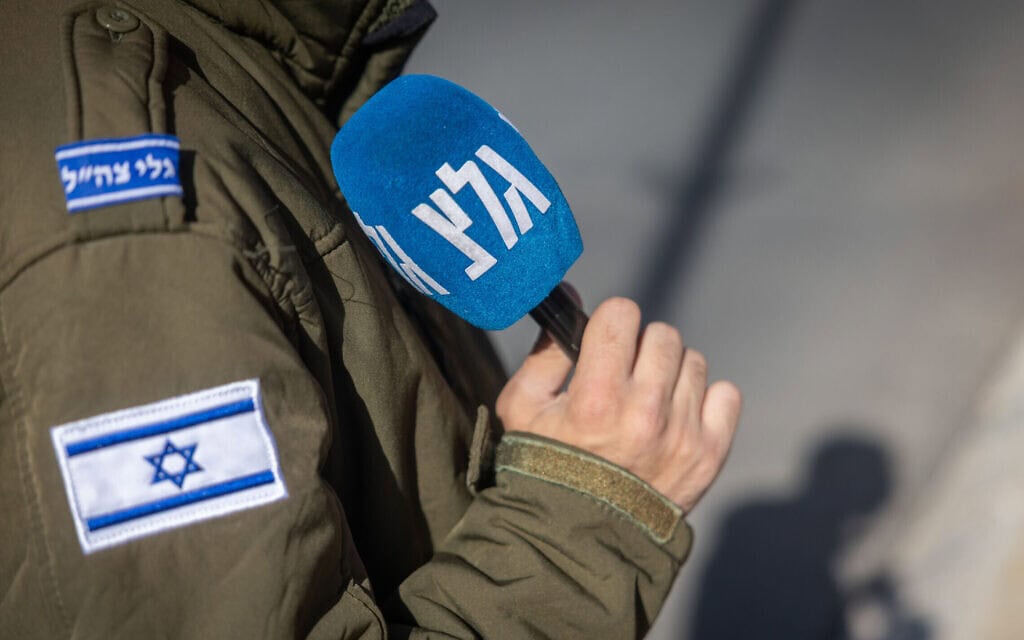 חייל כתב בגלי צה"ל, אילוסטרציה (צילום: יונתן זינדל/פלאש90)