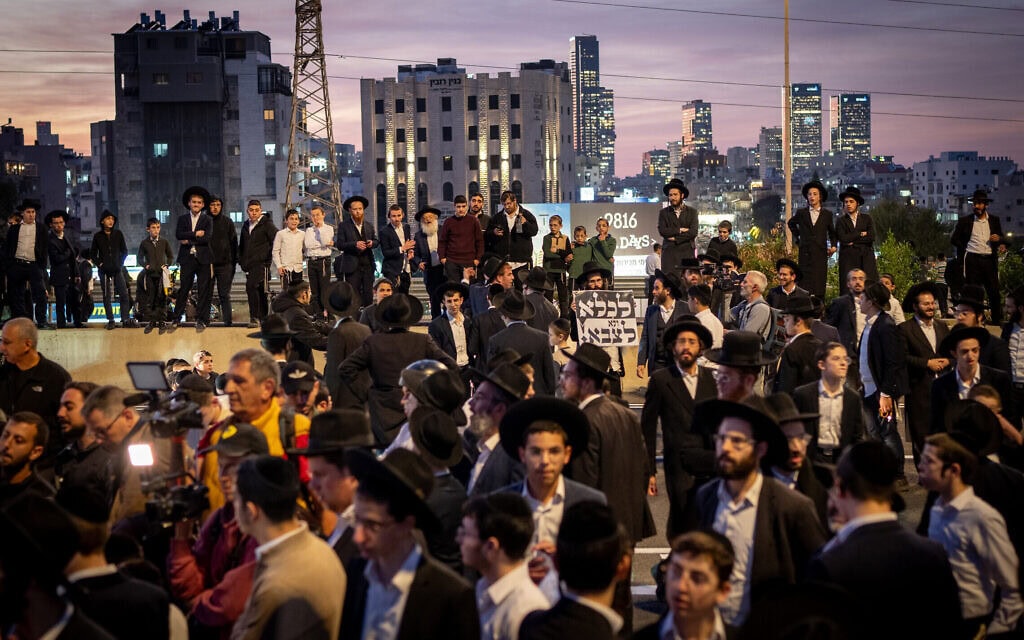 מפגינים המתנגדים לגיוס תלמידי ישיבות לצה"ל מוחים בכביש 4, ליד בני ברק, 22 בדצמבר 2025 (צילום: אריק מרמור/פלאש90) מפגינים המתנגדים לגיוס תלמידי ישיבות לצה"ל מוחים בכביש 4, ליד בני ברק, 22 בדצמבר 2025 (צילום: אריק מרמור/פלאש90)
