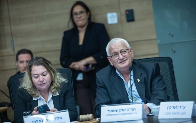 ח"כ אלון שוסטר עומד בראש ישיבת ועדת ביקורת המדינה בכנסת, 22 בדצמבר 2025 (צילום: יונתן זינדל/פלאש90) ח"כ אלון שוסטר עומד בראש ישיבת ועדת ביקורת המדינה בכנסת, 22 בדצמבר 2025 (צילום: יונתן זינדל/פלאש90)