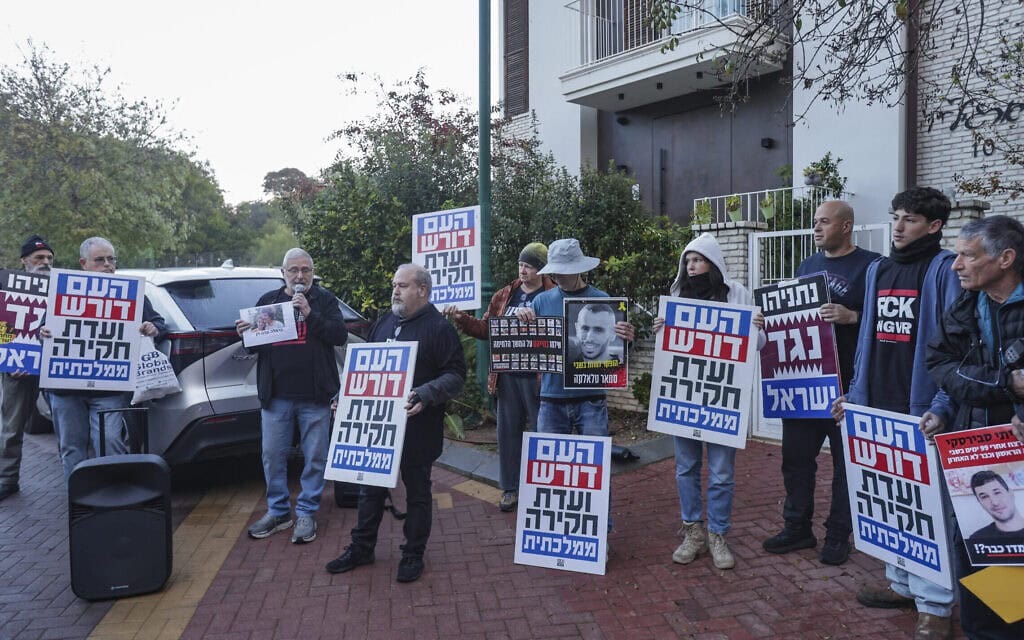 הפגנה למען ועדת חקירה ממלכתית מול ביתו של שר החינוך יואב קיש. 24 בדצמבר 2025 (צילום: טל גל/פלאש90)