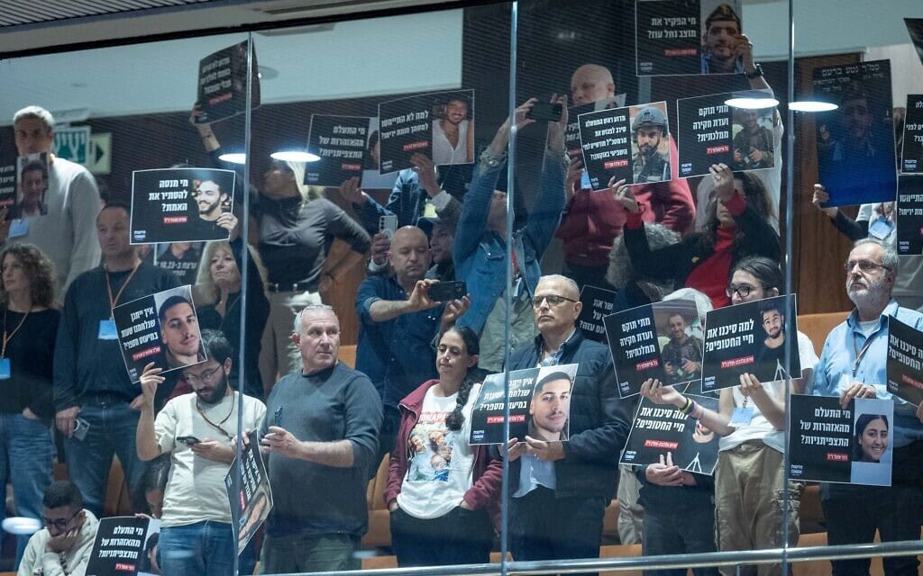 משפחות שכולות מפנות גב למליאת הכנסת בזמן הצגת חוק ועדת החקירה הפוליטית, 24 בדצמבר 2025 (צילום: יונתן זינדל/פלאש90) משפחות שכולות מפנות גב למליאת הכנסת בזמן הצגת חוק ועדת החקירה הפוליטית, 24 בדצמבר 2025 (צילום: יונתן זינדל/פלאש90)