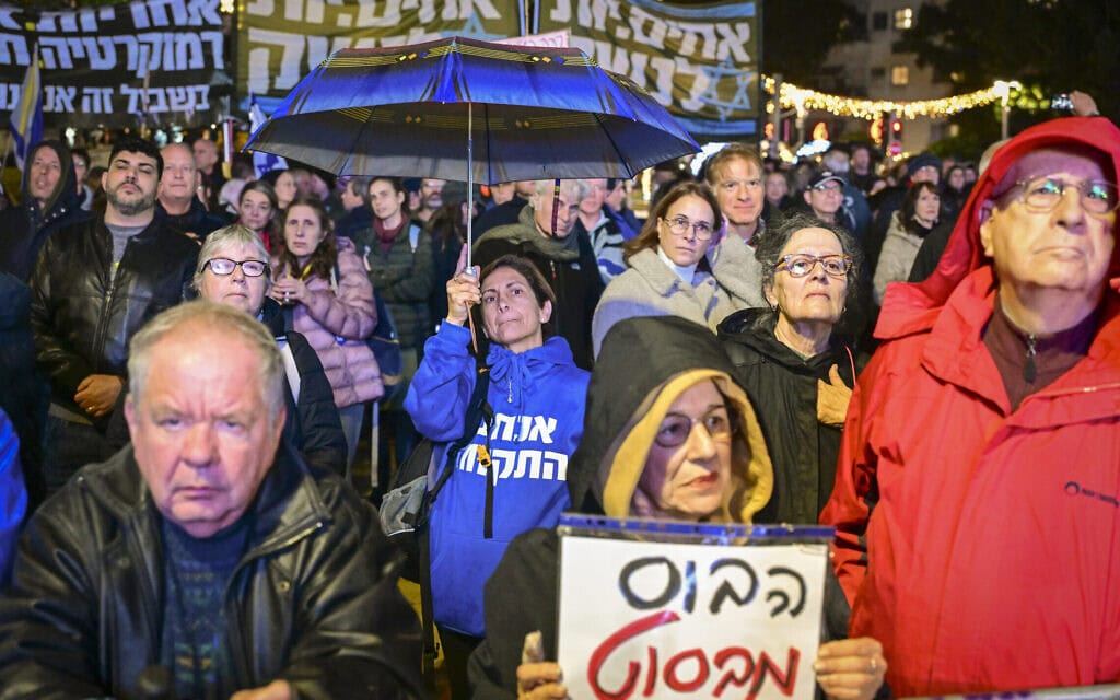 מפגינים נגד הממשלה על רקע קטאר-גייט בכיכר הבימה בת״א. 27 בדצמבר 2025 (צילום: אבשלום ששוני/פלאש90) מפגינים נגד הממשלה על רקע קטאר-גייט בכיכר הבימה בת״א. 27 בדצמבר 2025 (צילום: אבשלום ששוני/פלאש90)