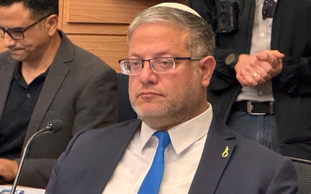 השר לביטחון לאומי איתמר בן גביר עם סיכת תליינים בדיון הוועדה לביטחון לאומי, 8 בדצמבר 2025 (צילום: עוצמה יהודית) השר לביטחון לאומי איתמר בן גביר עם סיכת תליינים בדיון הוועדה לביטחון לאומי, 8 בדצמבר 2025 (צילום: עוצמה יהודית)