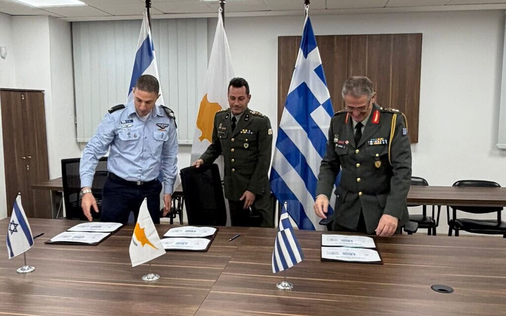 נציגי יוון, קפריסין וישראל חותמים בניקוסיה על תוכנית עבודה משותפת ל-2026, דצמבר 2025 (צילום: מתוך אתר צה"ל) נציגי יוון, קפריסין וישראל חותמים בניקוסיה על תוכנית עבודה משותפת ל-2026, דצמבר 2025 (צילום: מתוך אתר צה"ל)
