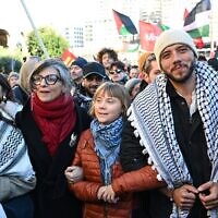 הפעיל הברזילאי טיאגו אבילה, הפעילה השוודית גרטה תונברג והשליחה המיוחדת של איטליה לאו"ם פרנצ'סקה אלבנזה, צועדים במהלך הפגנה אנטי־ישראלית שנערכה בגנואה במסגרת שביתה כללית ברחבי איטליה, 28 בנובמבר 2025