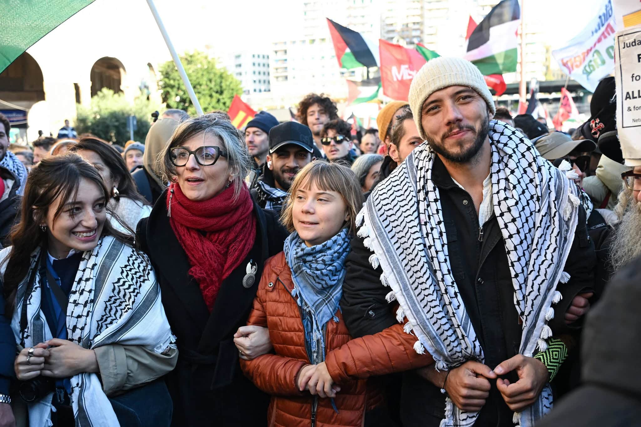 הפעיל הברזילאי טיאגו אבילה, הפעילה השוודית גרטה תונברג והשליחה המיוחדת של איטליה לאו"ם פרנצ׳סקה אלבנזה, צועדים במהלך הפגנה אנטי־ישראלית שנערכה בגנואה במסגרת שביתה כללית ברחבי איטליה, 28 בנובמבר 2025 (צילום: CRUCIATTI / AFP) הפעיל הברזילאי טיאגו אבילה, הפעילה השוודית גרטה תונברג והשליחה המיוחדת של איטליה לאו"ם פרנצ׳סקה אלבנזה, צועדים במהלך הפגנה אנטי־ישראלית שנערכה בגנואה במסגרת שביתה כללית ברחבי איטליה, 28 בנובמבר 2025 (צילום: CRUCIATTI / AFP)