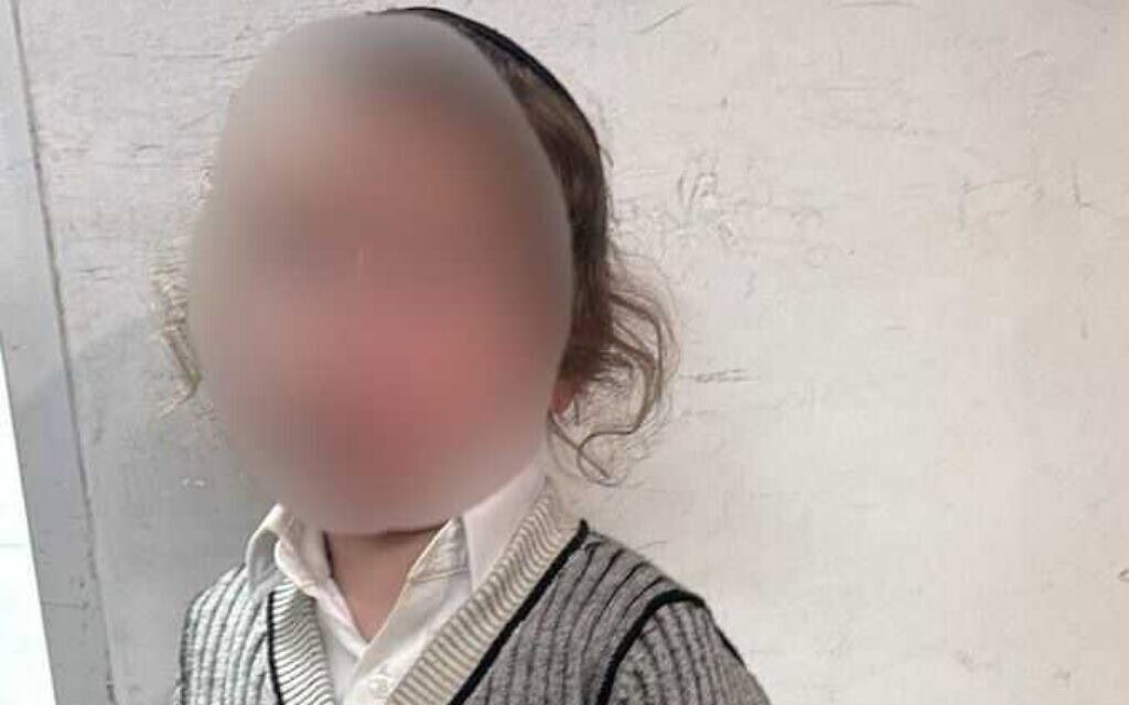 ילד חרדי שנמצא משוטט במחסום קלנדיה, 15 בדצמבר 2025 (צילום: דוברות המשטרה) ילד חרדי שנמצא משוטט במחסום קלנדיה, 15 בדצמבר 2025 (צילום: דוברות המשטרה)