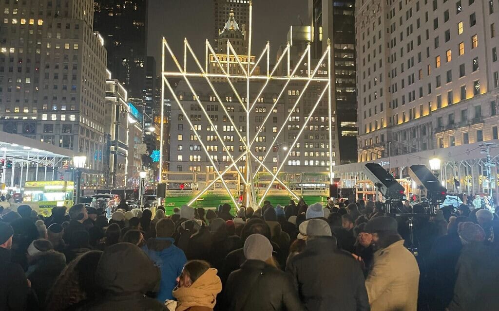 הדלקת חנוכייה של חב״ד בניו יורק, 14 בדצמבר 2025 (צילום: לוק טרס) הדלקת חנוכייה של חב״ד בניו יורק, 14 בדצמבר 2025 (צילום: לוק טרס)