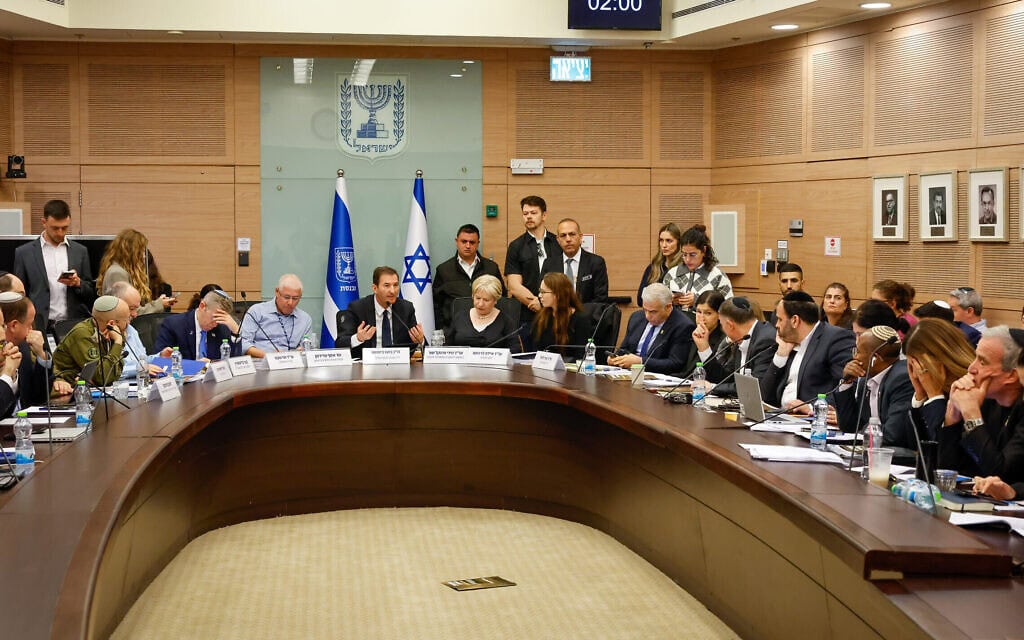 דיון בישיבת ועדת החוץ והביטחון של הכנסת בעניין הצעת חוק הגיוס של ח"כ בועז ביסמוט, 1 בדצמבר 2025 (צילום: נועם מושקוביץ, דוברות הכנסת)