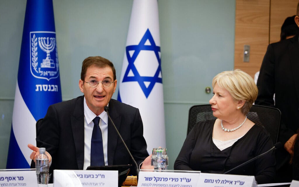 יו"ר ועדת החוץ והביטחון בועז ביסמוט והיועצת המשפטית של הוועדה מירי פרנקל שור, בדיון על חוק הגיוס. 1 בדצמבר 2025 (צילום: דוברות הכנסת - נועם מושקוביץ) יו"ר ועדת החוץ והביטחון בועז ביסמוט והיועצת המשפטית של הוועדה מירי פרנקל שור, בדיון על חוק הגיוס. 1 בדצמבר 2025 (צילום: דוברות הכנסת - נועם מושקוביץ)