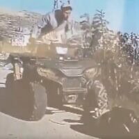 מתנחל הנוהג בטרקטורון דורס פלסטיני הכורע לתפילה בצד הדרך בסמוך לכפר דיר ג'ריר (צילום: צילום מסך, שימוש בהתאם לסעיף 27א לחוק זכויות יוצרים) מתנחל הנוהג בטרקטורון דורס פלסטיני הכורע לתפילה בצד הדרך בסמוך לכפר דיר ג'ריר (צילום: צילום מסך, שימוש בהתאם לסעיף 27א לחוק זכויות יוצרים)