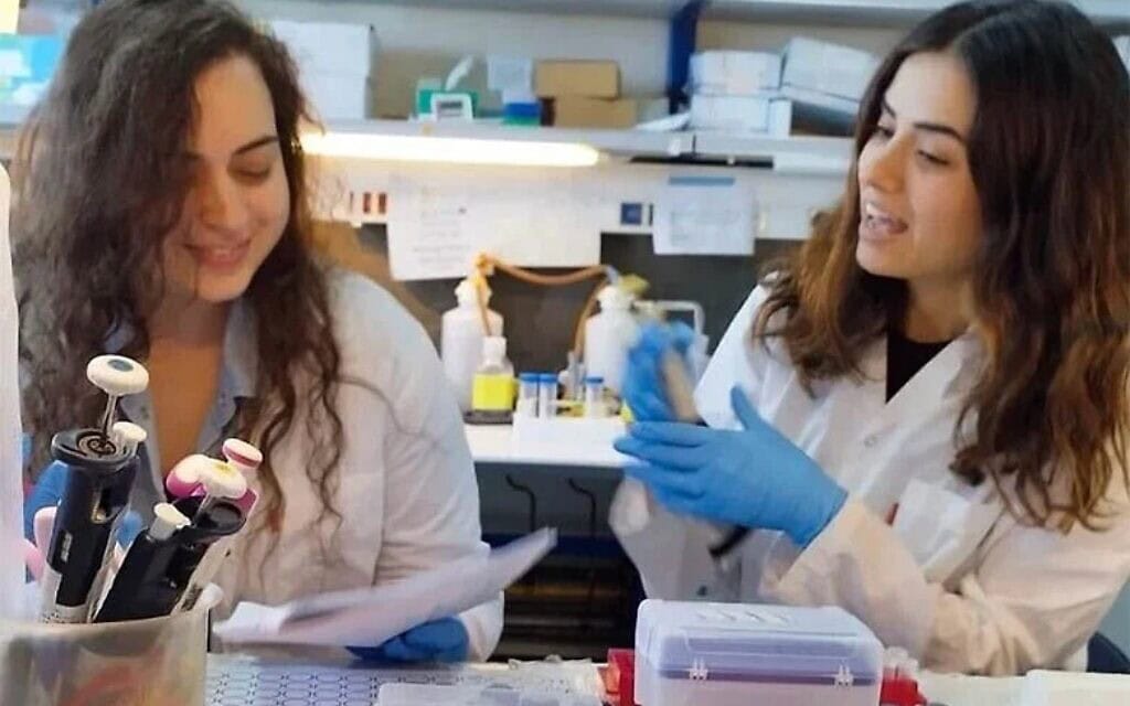 הדוקטורנטיות למא עואד ולריס אכלאאוג בעבודה במעבדה בטכניון (צילום: באדיבות ניצן זוהר) הדוקטורנטיות למא עואד ולריס אכלאאוג בעבודה במעבדה בטכניון (צילום: באדיבות ניצן זוהר)