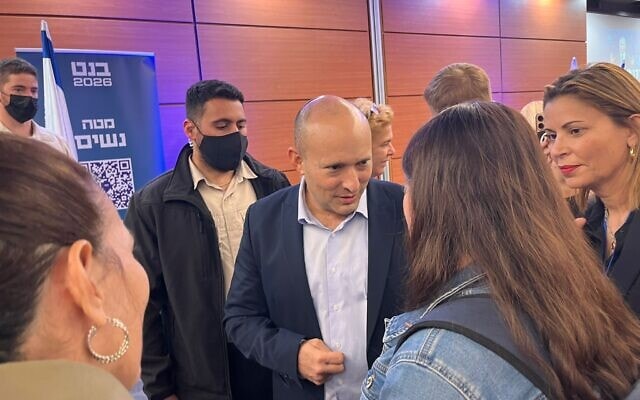 ראש הממשלה לשעבר נפתלי בנט ב"כנס מטה נשים" בתל אביב, 3 בדצמבר 2025