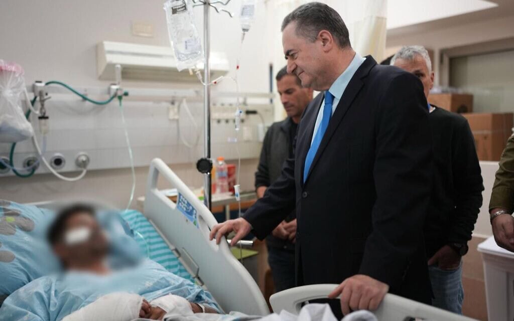 שר הביטחון ישראל כ"ץ בביקור אצל לוחמי צה"ל שנפצעו בעזה. 4 בדצמבר 2025 (צילום: אלעד מלכה, משרד הביטחון) שר הביטחון ישראל כ"ץ בביקור אצל לוחמי צה"ל שנפצעו בעזה. 4 בדצמבר 2025 (צילום: אלעד מלכה, משרד הביטחון)