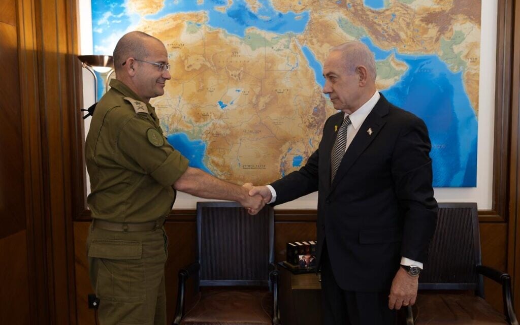 ראש הממשלה בנימין נתניהו לוחץ את ידו של מזכירו הצבאי רומן גופמן (צילום: דוברות ראש הממשלה) ראש הממשלה בנימין נתניהו לוחץ את ידו של מזכירו הצבאי רומן גופמן (צילום: דוברות ראש הממשלה)