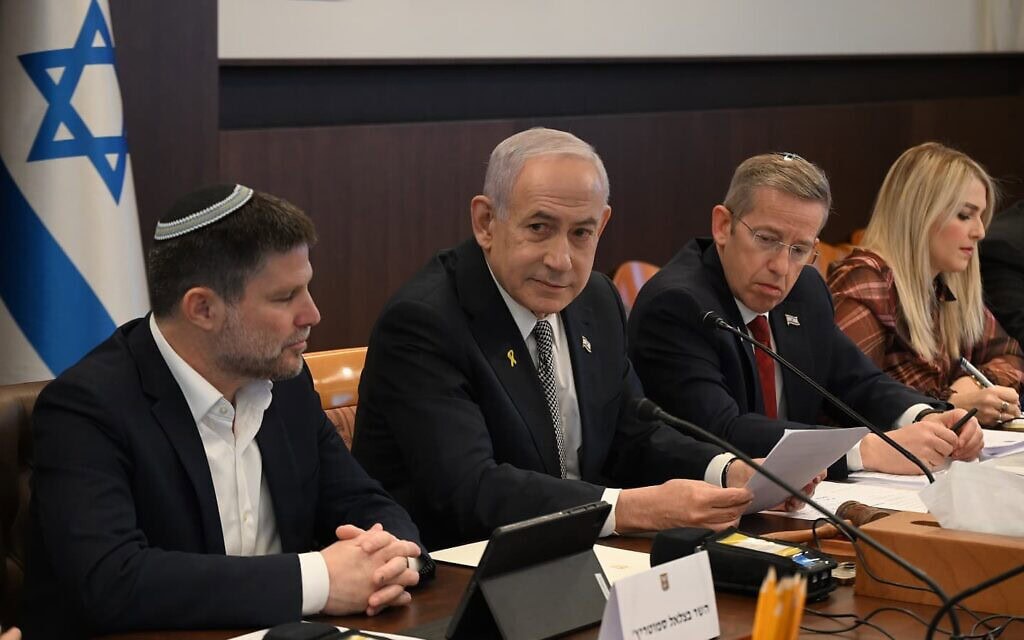 ראש הממשלה בנימין נתניהו לצד שר האוצר בצלאל סמוטריץ׳ בישיבת הממשלה, 4 בדצמבר 2025 (צילום: חיים צח/ לע״מ) ראש הממשלה בנימין נתניהו לצד שר האוצר בצלאל סמוטריץ׳ בישיבת הממשלה, 4 בדצמבר 2025 (צילום: חיים צח/ לע״מ)