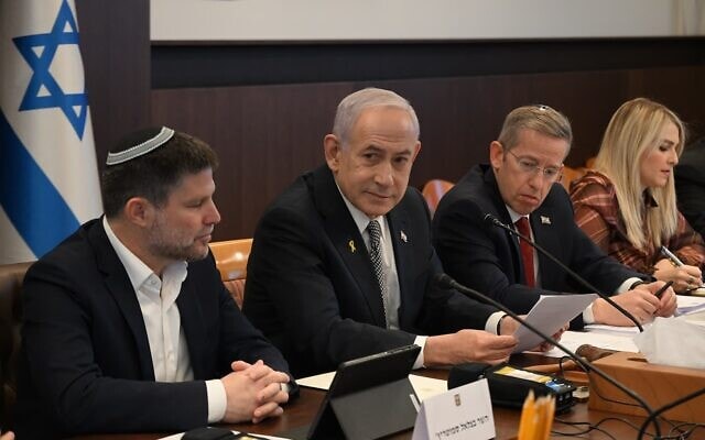 ראש הממשלה בנימין נתניהו לצד שר האוצר בצלאל סמוטריץ' בישיבת הממשלה, 4 בדצמבר 2025 (צילום: חיים צח/ לע ראש הממשלה בנימין נתניהו לצד שר האוצר בצלאל סמוטריץ' בישיבת הממשלה, 4 בדצמבר 2025 (צילום: חיים צח/ לע
