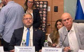 חברי עוצמה יהודית צביקה פוגל ואיתמר בן גביר עונדים סיכת חבל תלייה בדיון בכנסת על הצעת חוק עונש מוות למחבלים, 8 בדצמבר 2025 (צילום: עוצמה יהודית) חברי עוצמה יהודית צביקה פוגל ואיתמר בן גביר עונדים סיכת חבל תלייה בדיון בכנסת על הצעת חוק עונש מוות למחבלים, 8 בדצמבר 2025 (צילום: עוצמה יהודית)