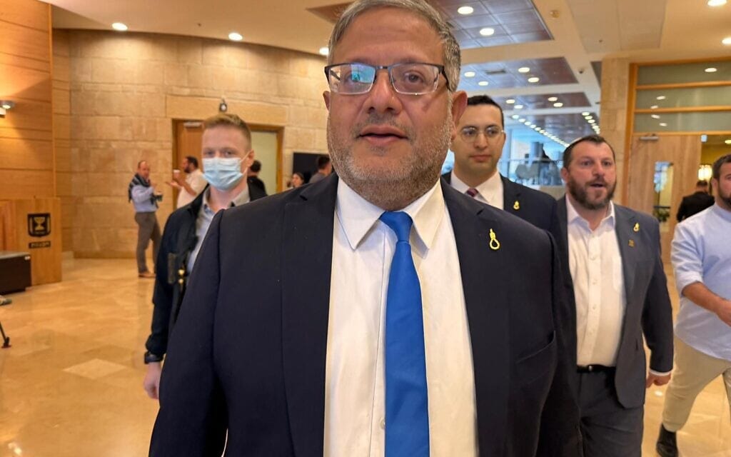 השר לביטחון לאומי איתמר בן גביר עונד סיכת תליינים מלווה בחברי סיעתו השר עמיחי אליהו וח״כ יצחק וסרלאוף. 8 בדצמבר 2025 השר לביטחון לאומי איתמר בן גביר עונד סיכת תליינים מלווה בחברי סיעתו השר עמיחי אליהו וח״כ יצחק וסרלאוף. 8 בדצמבר 2025