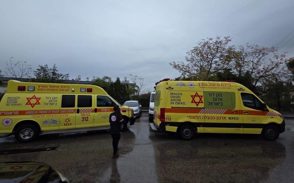 פאראמדיקים של מגן דוד אדום ביקנעם עילית ב־9 בדצמבר 2025 (צילום: דוברות מד״א) פאראמדיקים של מגן דוד אדום ביקנעם עילית ב־9 בדצמבר 2025 (צילום: דוברות מד״א)