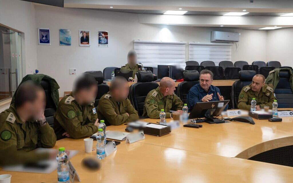 סגן הרמטכ"ל תמיר ידעי (מימין), שר הביטחון ישראל כ"ץ ומפקד פיקוד הצפון רפי מילוא בפיקוד הצפון, 9 בדצמבר 2025 (צילום: אריאל חרמוני, משרד הביטחון) סגן הרמטכ"ל תמיר ידעי (מימין), שר הביטחון ישראל כ"ץ ומפקד פיקוד הצפון רפי מילוא בפיקוד הצפון, 9 בדצמבר 2025 (צילום: אריאל חרמוני, משרד הביטחון)