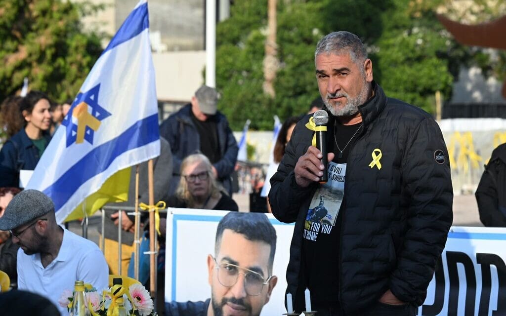 יצחק גואילי, אביו של החלל החטוף רן גואילי, נואם בכיכר החטופים, 12 בדצמבר 2025 (צילום: פאולינה פטימר, מטה החטופים) יצחק גואילי, אביו של החלל החטוף רן גואילי, נואם בכיכר החטופים, 12 בדצמבר 2025 (צילום: פאולינה פטימר, מטה החטופים)