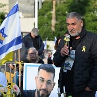 יצחק גואילי, אביו של החלל החטוף רן גואילי, נואם בכיכר החטופים, 12 בדצמבר 2025 (צילום: פאולינה פטימר, מטה החטופים) יצחק גואילי, אביו של החלל החטוף רן גואילי, נואם בכיכר החטופים, 12 בדצמבר 2025 (צילום: פאולינה פטימר, מטה החטופים)
