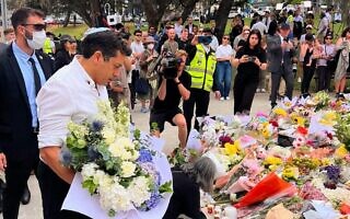 עמיחי שיקלי מניח פרחים באנדרטה במקום הפיגוע בחג החנוכה בבונדיי ביץ', סידני, אוסטרליה, 16 בדצמבר 2025 (צילום: משרד התפוצות) עמיחי שיקלי מניח פרחים באנדרטה במקום הפיגוע בחג החנוכה בבונדיי ביץ', סידני, אוסטרליה, 16 בדצמבר 2025 (צילום: משרד התפוצות)