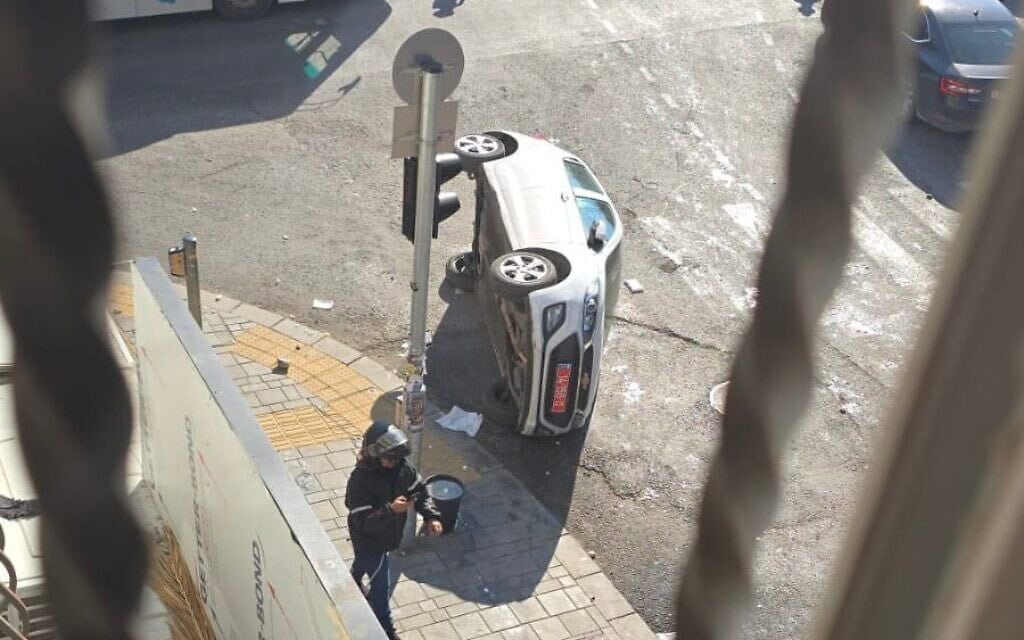 ניידת משטרה שמתפרעים הפכו בירושלים, 18 בדצמבר 2025 (צילום: מתוך חשבון הטלגרם של דוברות המשטרה) ניידת משטרה שמתפרעים הפכו בירושלים, 18 בדצמבר 2025 (צילום: מתוך חשבון הטלגרם של דוברות המשטרה)