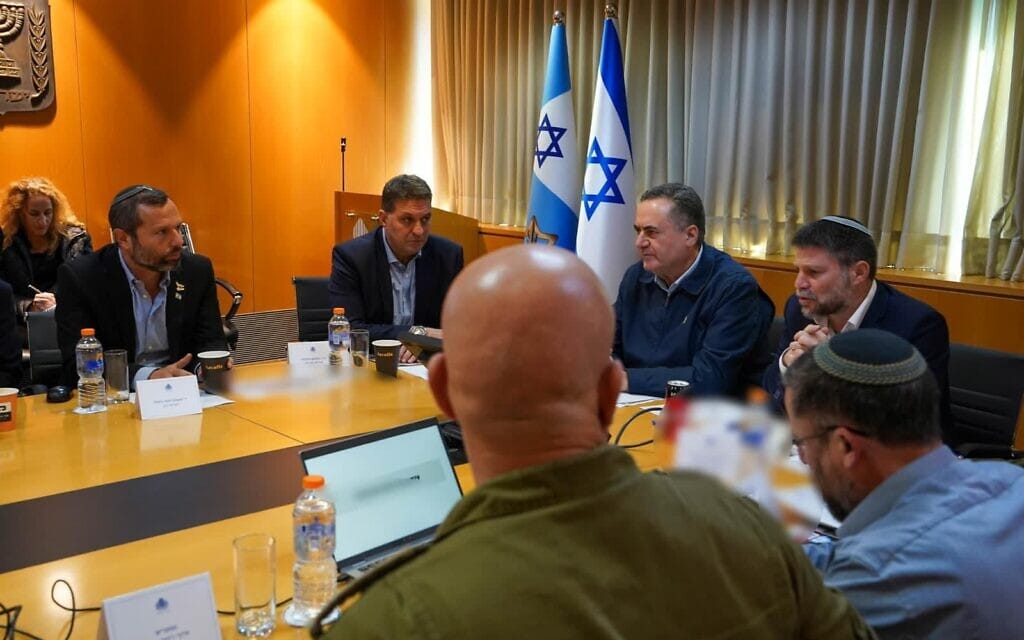 שר האוצר בצלאל סמוטריץ', שר הביטחון ישראל כ"ץ, יושב ראש מרכז השלטון המקומי, חיים ביבס, ויושב ראש מועצת יש"ע ישראל גנץ, 18 בדצמבר 2025 (צילום: אריאל חרמוני, משרד הביטחון) שר האוצר בצלאל סמוטריץ', שר הביטחון ישראל כ"ץ, יושב ראש מרכז השלטון המקומי, חיים ביבס, ויושב ראש מועצת יש"ע ישראל גנץ, 18 בדצמבר 2025 (צילום: אריאל חרמוני, משרד הביטחון)