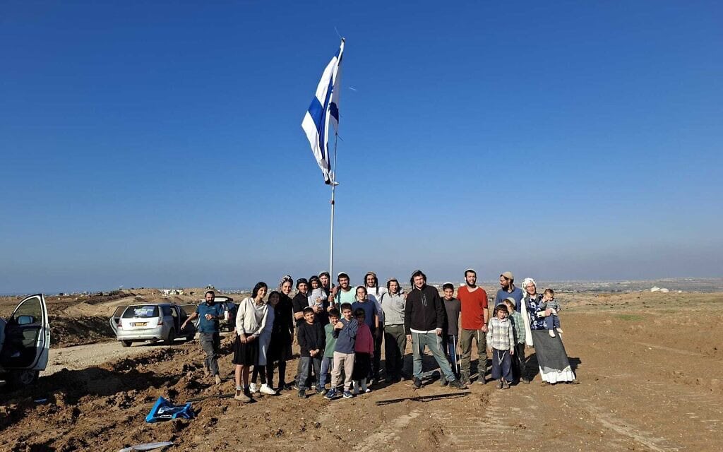 מתנחלים קיצונים פרצו את הגבול לעזה והניפו דגל ישראל, 18 בדצמבר 2025 (צילום: תנועת נחלה) מתנחלים קיצונים פרצו את הגבול לעזה והניפו דגל ישראל, 18 בדצמבר 2025 (צילום: תנועת נחלה)
