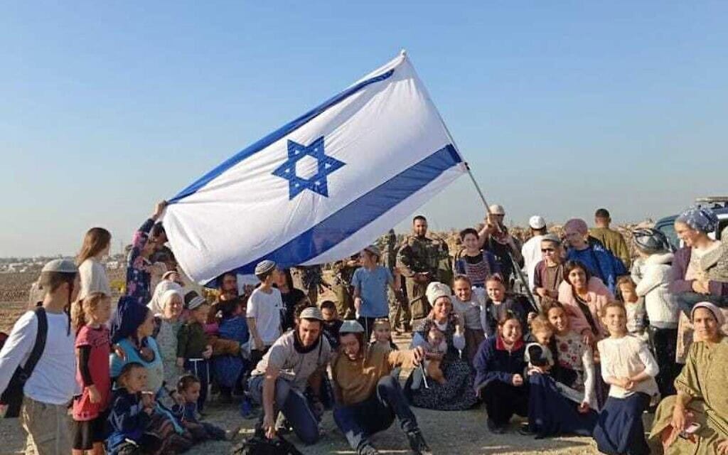 מתנחלים קיצונים פרצו את הגבול לעזה והניפו דגל ישראל, 18 בדצמבר 2025 (צילום: תנועת נחלה) מתנחלים קיצונים פרצו את הגבול לעזה והניפו דגל ישראל, 18 בדצמבר 2025 (צילום: תנועת נחלה)