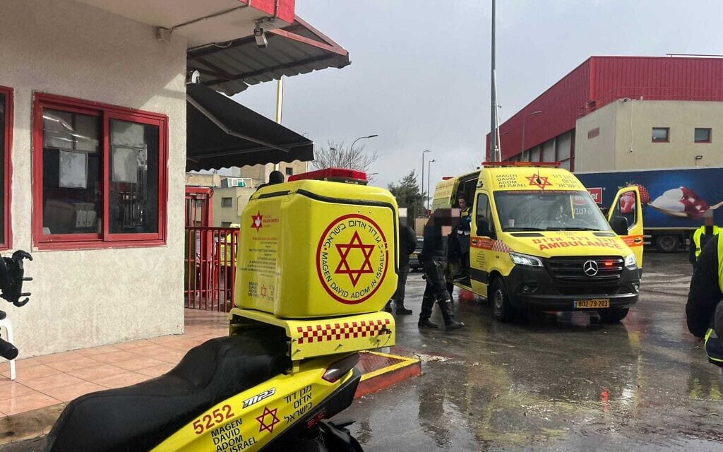 זירת דריסה ליד עטרות בירושלים, 28 בדצמבר 2025 (צילום: מד״א) זירת דריסה ליד עטרות בירושלים, 28 בדצמבר 2025 (צילום: מד״א)