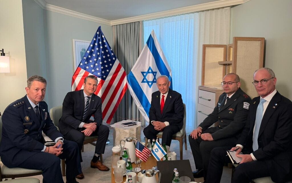 בנימין נתניהו נפגש עם שר ההגנה האמריקאי פיט הגסת' בפלורידה, 29 בדצמבר, 2025 בנימין נתניהו נפגש עם שר ההגנה האמריקאי פיט הגסת' בפלורידה, 29 בדצמבר, 2025