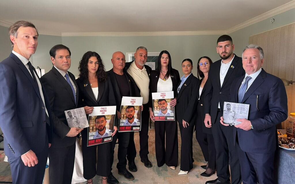 משפחתו של החלל החטוף רן גואילי במפגש עם מרקו רוביו, סטיב ויטקוף וג'ארד קושנר, פלורידה, ארה"ב, 29 בדצמבר 2025 משפחתו של החלל החטוף רן גואילי במפגש עם מרקו רוביו, סטיב ויטקוף וג'ארד קושנר, פלורידה, ארה"ב, 29 בדצמבר 2025