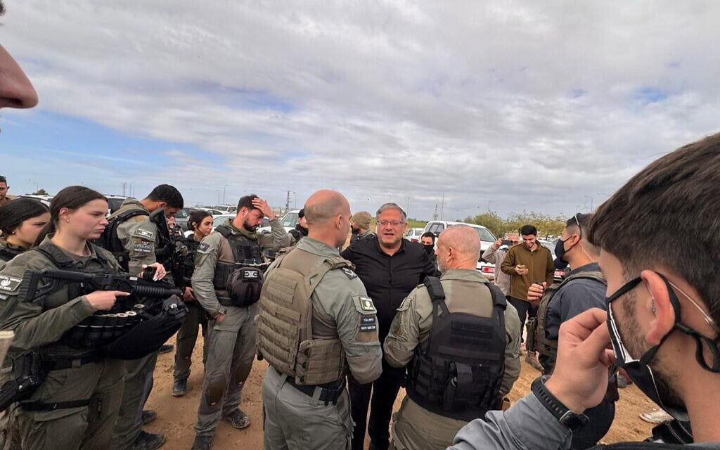 השר לביטחון לאומי איתמר בן גביר והמשטרה ביישוב תראבין. 30 בדצמבר 2025 השר לביטחון לאומי איתמר בן גביר והמשטרה ביישוב תראבין. 30 בדצמבר 2025