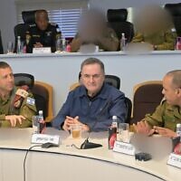 סגן הרמטכ"ל תמיר ידעי (מימין), שר הביטחון ישראל כ"ץ ומפקד פיקוד המרכז אבי בלוט באוגדת יהודה ושומרון, 31 בדצמבר 2025 (צילום: שלומי אמסלם, משרד הביטחון) סגן הרמטכ"ל תמיר ידעי (מימין), שר הביטחון ישראל כ"ץ ומפקד פיקוד המרכז אבי בלוט באוגדת יהודה ושומרון, 31 בדצמבר 2025 (צילום: שלומי אמסלם, משרד הביטחון)