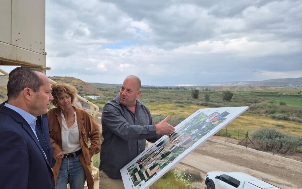 ראש מועצת עמק המעיינות איתמר מטיאש משוחח על פרויקט "שער הירדן" עם שר הכלכלה ניר ברקת, מרץ 2025 (צילום: דוברות מועצת עמק המעיינות) ראש מועצת עמק המעיינות איתמר מטיאש משוחח על פרויקט "שער הירדן" עם שר הכלכלה ניר ברקת, מרץ 2025 (צילום: דוברות מועצת עמק המעיינות)