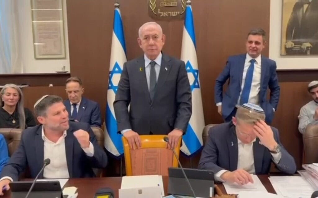 בנימין נתניהו לאחר ההצבעה בישיבת הממשלה על אישור תקציב המדינה לשנת 2026, 5 בדצמבר 2025 (צילום: - דוברות ראש הממשלה) בנימין נתניהו לאחר ההצבעה בישיבת הממשלה על אישור תקציב המדינה לשנת 2026, 5 בדצמבר 2025 (צילום: - דוברות ראש הממשלה)