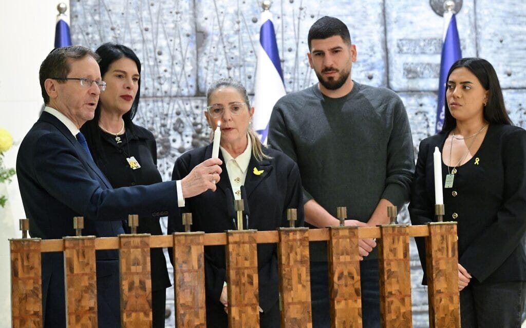 בני משפחתו של רן גואילי בהדלקת נר ראשון של חנוכה בבית הנשיא יצחק הרצוג. 14 בדצמבר 2025 (צילום: קובי גדעון/לע"מ) בני משפחתו של רן גואילי בהדלקת נר ראשון של חנוכה בבית הנשיא יצחק הרצוג. 14 בדצמבר 2025 (צילום: קובי גדעון/לע"מ)