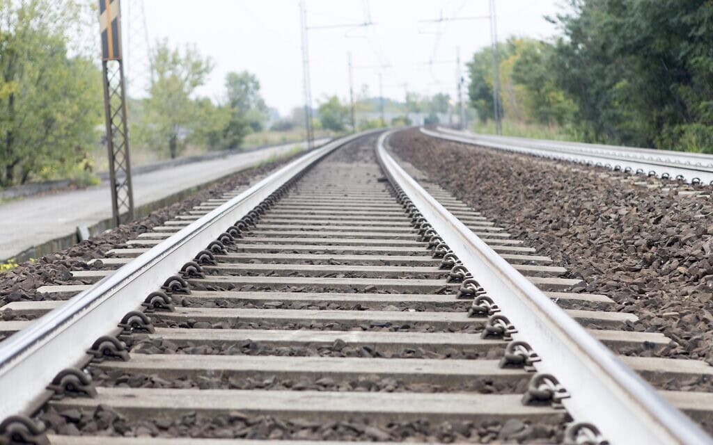 מסילת רכבת ריקה, אילוסטרציה (צילום: iStock / Cesare Ferrari) מסילת רכבת ריקה, אילוסטרציה (צילום: iStock / Cesare Ferrari)