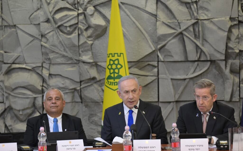 מימין לשמאל: מזכיר הממשלה יוסי פוקס, ראש הממשלה בנימין נתניהו וראש עיריית דימונה בני ביטון בדימונה. 14 בדצמבר 2025 (צילום: עמוס בן גרשום/ לע״מ) מימין לשמאל: מזכיר הממשלה יוסי פוקס, ראש הממשלה בנימין נתניהו וראש עיריית דימונה בני ביטון בדימונה. 14 בדצמבר 2025 (צילום: עמוס בן גרשום/ לע״מ)