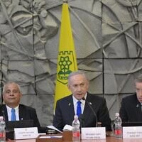 מימין לשמאל: מזכיר הממשלה יוסי פוקס, ראש הממשלה בנימין נתניהו וראש עיריית דימונה בני ביטון בדימונה. 14 בדצמבר 2025 (צילום: עמוס בן גרשום/ לע״מ) מימין לשמאל: מזכיר הממשלה יוסי פוקס, ראש הממשלה בנימין נתניהו וראש עיריית דימונה בני ביטון בדימונה. 14 בדצמבר 2025 (צילום: עמוס בן גרשום/ לע״מ)