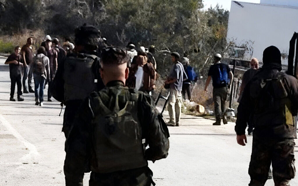 תקרית חריגה בדצמבר 2025 ליד אריאל: כ-20 ישראלים נכנסו לשטח A לטייל במרחב, והגיעו לאזור הכניסה לסלפית. מנגנוני הביטחון הפלסטיניים הרחיקו אותם משם בנשקים שלופים. (צילום: צילום מתוך סרטון בטוויטר של @Doron_Kadosh, גל"צ. שימוש לפי סעיף 27א) תקרית חריגה בדצמבר 2025 ליד אריאל: כ-20 ישראלים נכנסו לשטח A לטייל במרחב, והגיעו לאזור הכניסה לסלפית. מנגנוני הביטחון הפלסטיניים הרחיקו אותם משם בנשקים שלופים. (צילום: צילום מתוך סרטון בטוויטר של @Doron_Kadosh, גל"צ. שימוש לפי סעיף 27א)