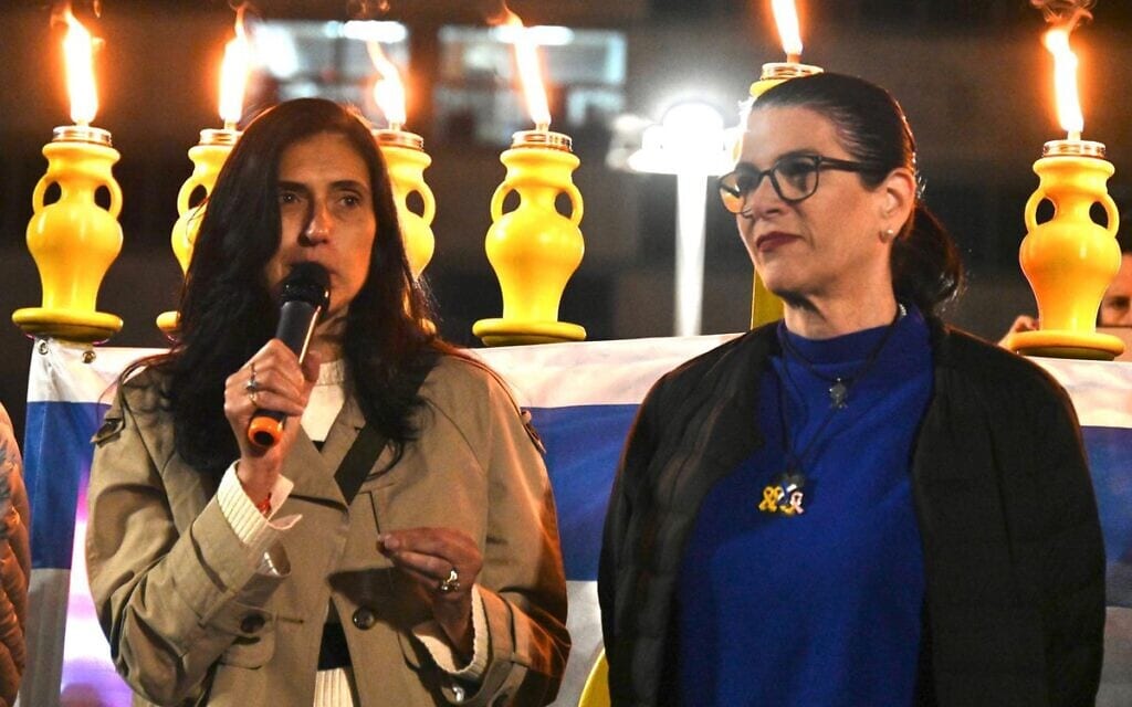 שלי שם טוב בכיכר החטופים לצד טליק גואילי, אימו של החלל החטוף רן גואילי, 21 בדצמבר 2025 (צילום: אוריאל אבן ספיר) שלי שם טוב בכיכר החטופים לצד טליק גואילי, אימו של החלל החטוף רן גואילי, 21 בדצמבר 2025 (צילום: אוריאל אבן ספיר)