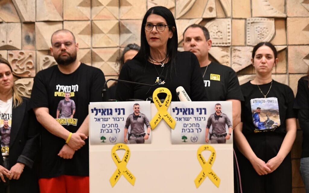 טליק גואילי, אימו של החלל החטוף רני גואילי, בהצהרה לתקשורת ממטה משפחות החטופים, 24 בדצמבר 2025 (צילום: פאולינה פטימר) טליק גואילי, אימו של החלל החטוף רני גואילי, בהצהרה לתקשורת ממטה משפחות החטופים, 24 בדצמבר 2025 (צילום: פאולינה פטימר)