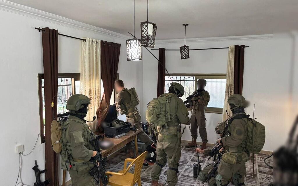 צה"ל פשט על בית המחבל בקבאטיה, 26 בדצמבר 2025 (צילום: דובר צה"ל) צה"ל פשט על בית המחבל בקבאטיה, 26 בדצמבר 2025 (צילום: דובר צה"ל)