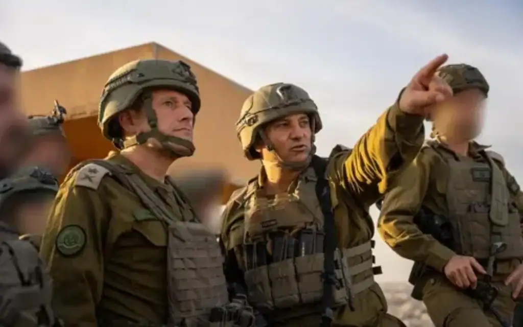 הפרקליט הצבאי הראשי אלוף איתי אופיר (מימין) ומפקד פיקוד הדרום אלוף יניב עשור ברצועת עזה, 9 בדצמבר 2025 הפרקליט הצבאי הראשי אלוף איתי אופיר (מימין) ומפקד פיקוד הדרום אלוף יניב עשור ברצועת עזה, 9 בדצמבר 2025