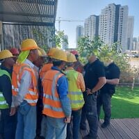 עובדי מנהל אכיפה ברשות האוכלוסין משוחחים עם עובדים זרים (צילום: ועד מנהל אכיפה וזרים) עובדי מנהל אכיפה ברשות האוכלוסין משוחחים עם עובדים זרים (צילום: ועד מנהל אכיפה וזרים)