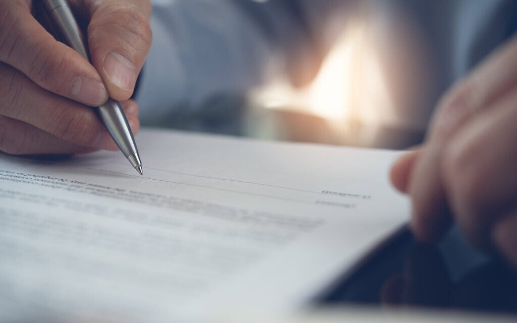 חתימה על חוזה. אילוסטרציה (צילום: Tippapatt/iStock) חתימה על חוזה. אילוסטרציה (צילום: Tippapatt/iStock)